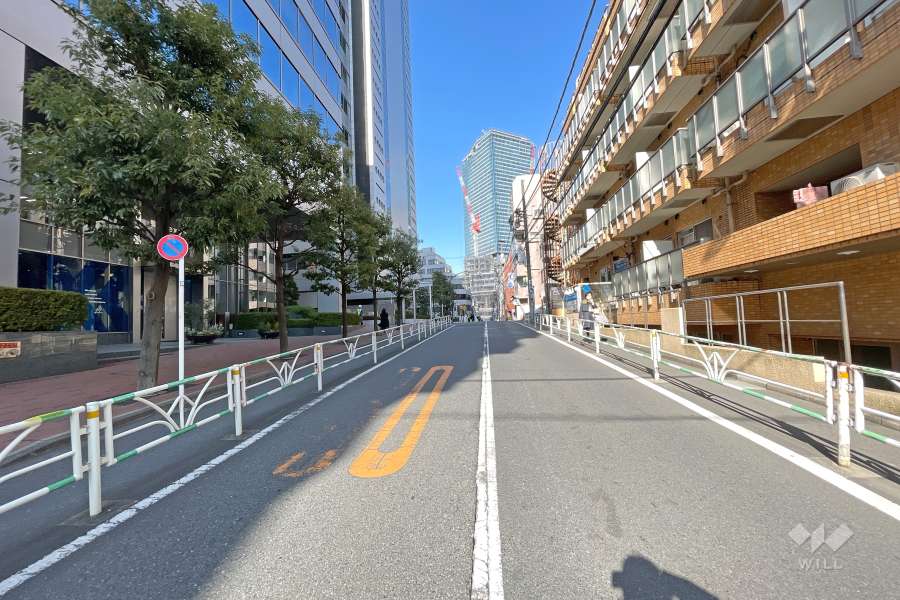 敷地西側の前面道路