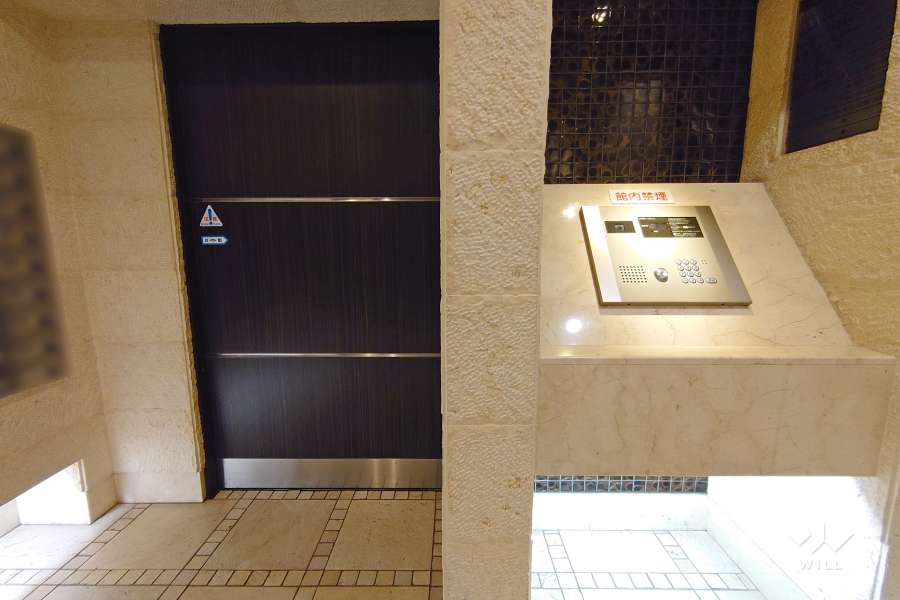 エントランスはオートロック付きです。