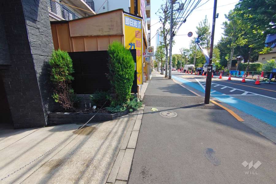 敷地南側の前面道路（西側から）