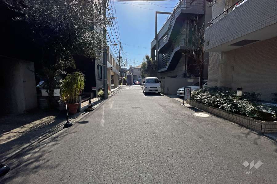 敷地北東側の前面道路