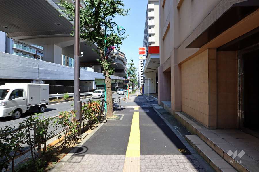 敷地北側の前面道路