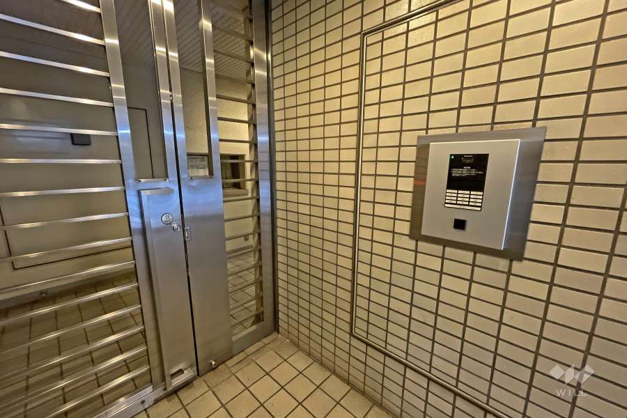 エントランスはオートロック付きです。