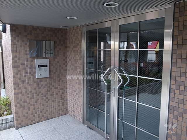 エントランスはオートロック付きです。