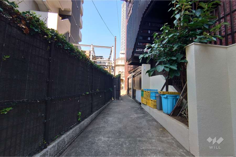 敷地北西側の通路（南西側から）