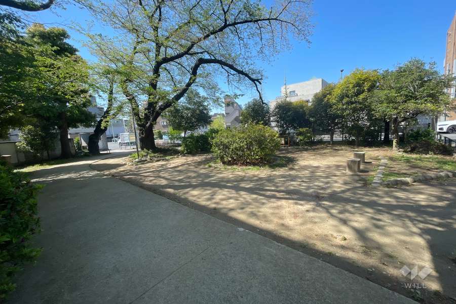 敷地の西側には『四條橋跡』という緑地広場があります。