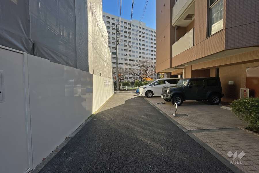 敷地北側の前面道路（西側から）