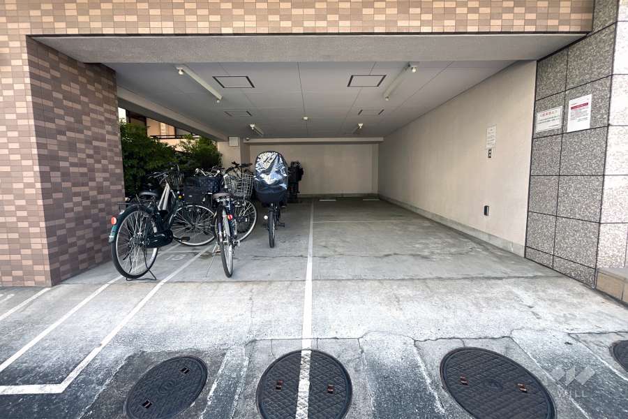 敷地内駐車場（屋内平面式）と駐輪場