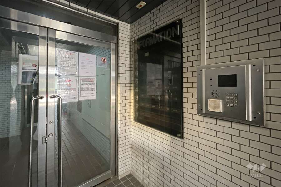 エントランスはオートロック付きです。