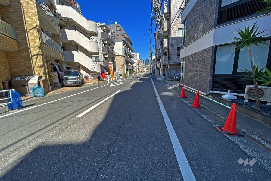 敷地北西側の前面道路（南西側から）