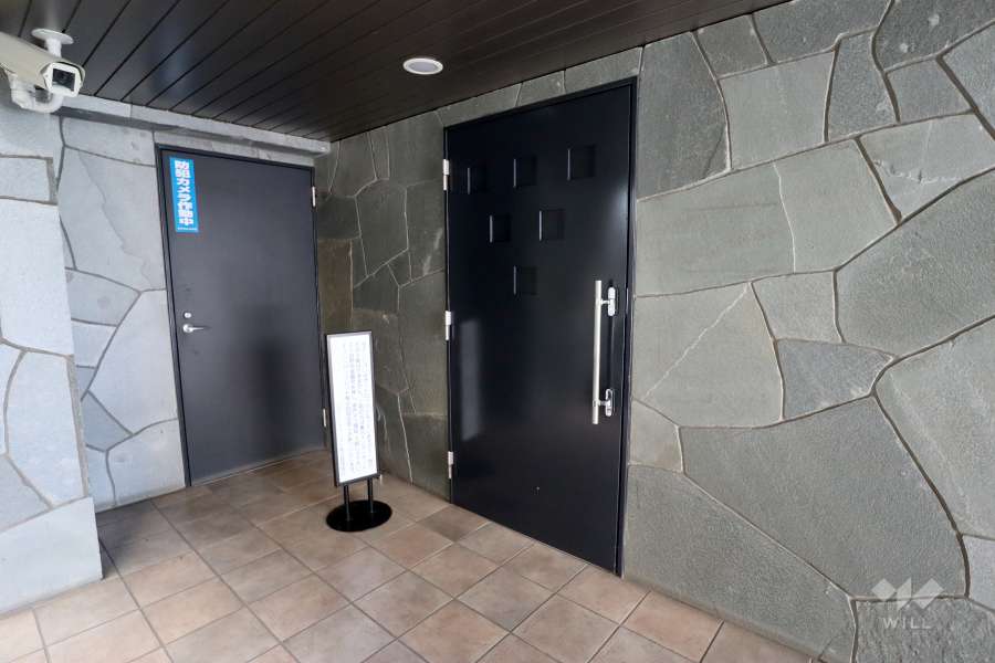 エントランスはオートロック付きです。