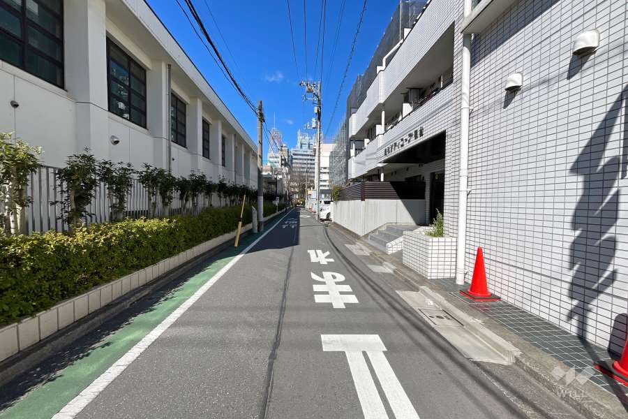 敷地西側の前面道路
