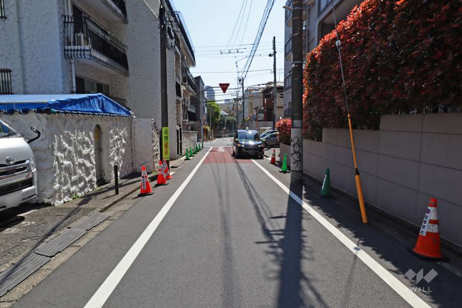 敷地の南西側前面道路（北西側から）