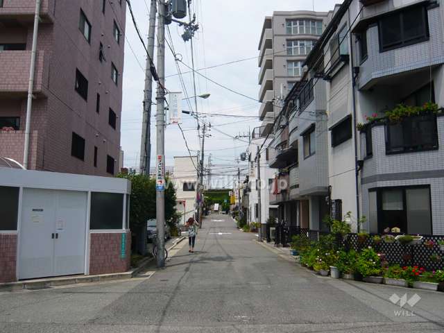 敷地東側の前面道路。周辺は住宅の他、店舗や事務所も混在しています。