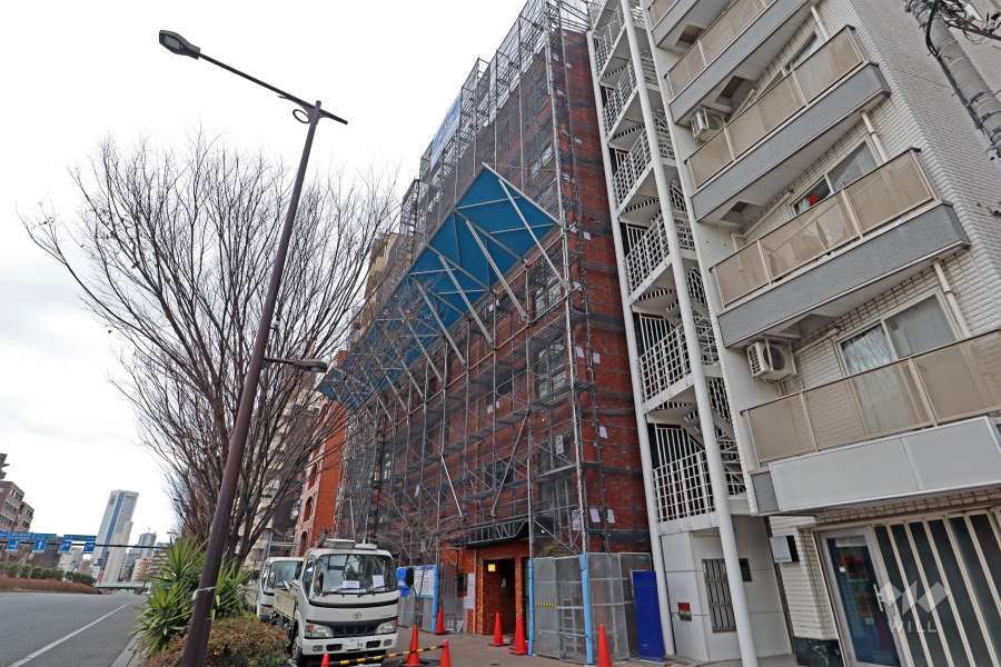 ライオンズマンション代々木公園の外観（南西側から）（大規模修繕工事中）