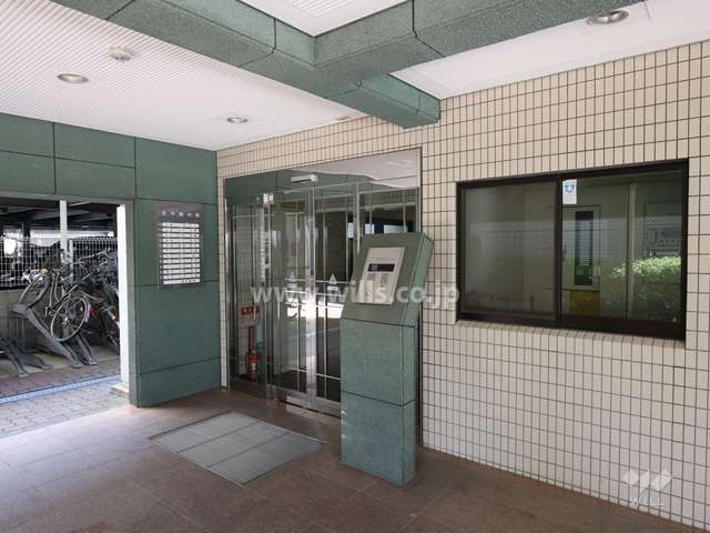 エントランスはオートロック付きです。