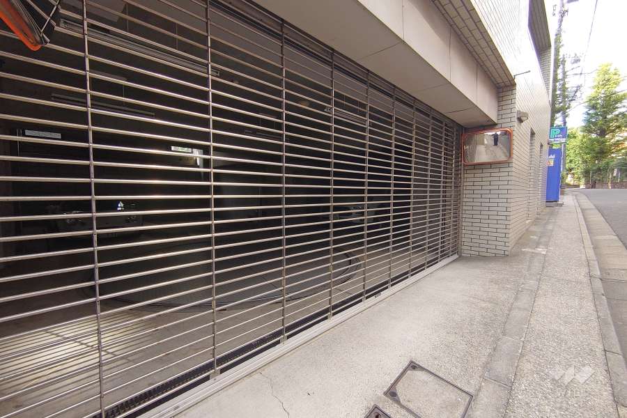 駐車場の出入り口（リングシャッター付き）