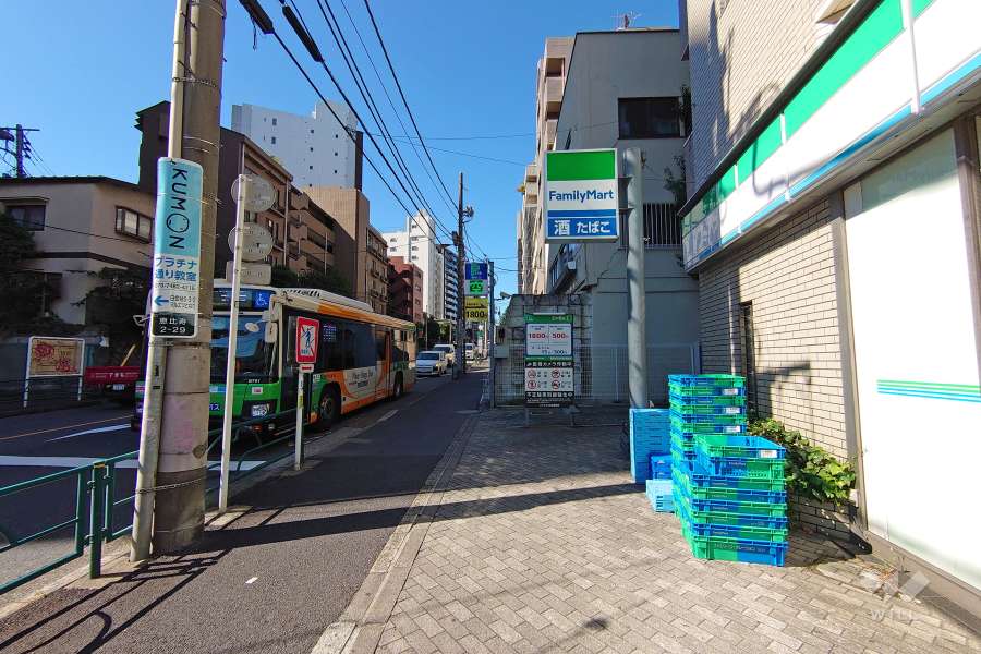 敷地南側の前面道路（東側から）