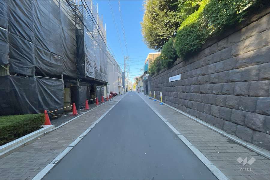 敷地北西側の前面道路（北東側から）