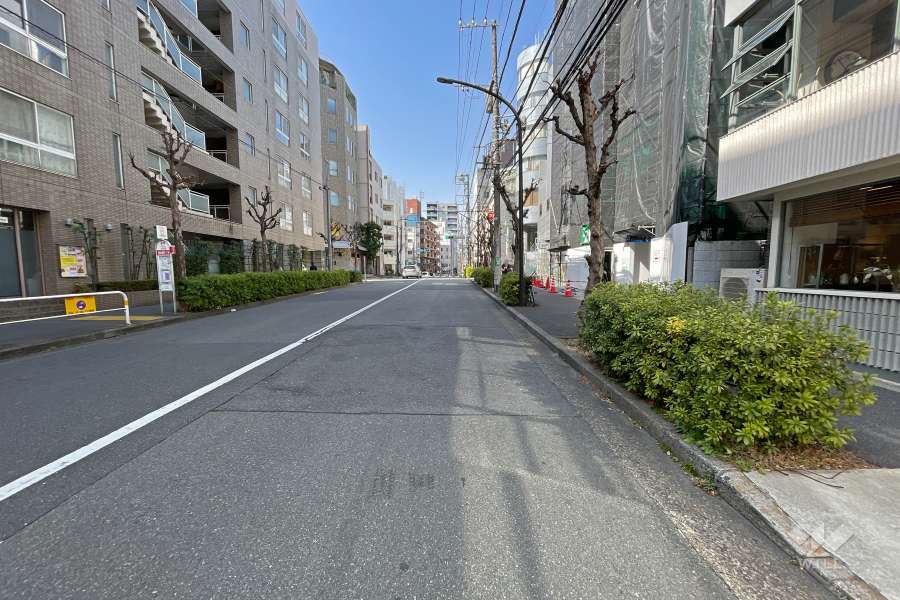 敷地南西側の前面道路（南東側から）