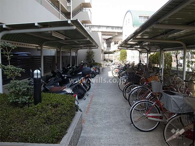 駐輪場とバイク置き場