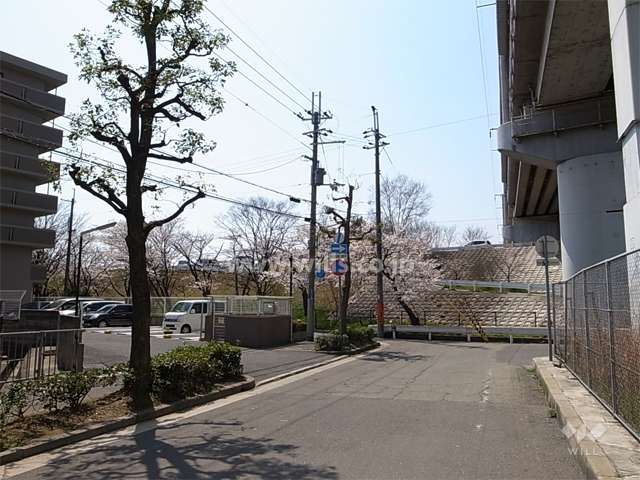 敷地の北側には新幹線が走っています。