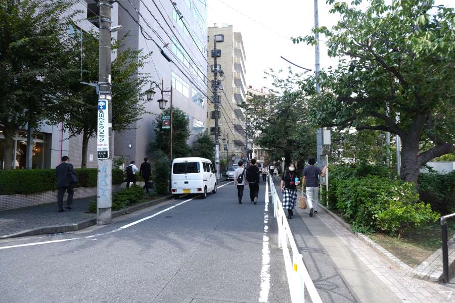 敷地北側の前面道路（東側から）
