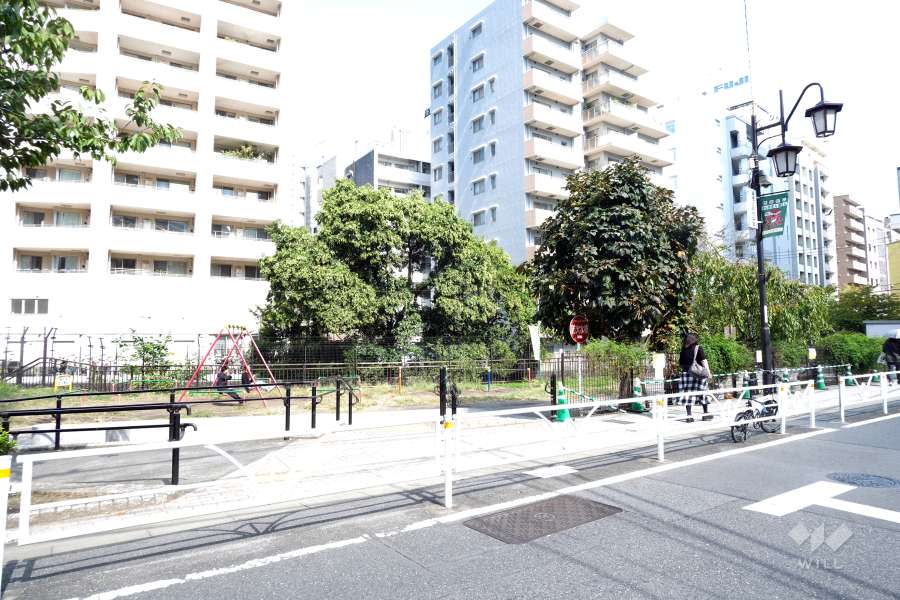 敷地北側に『恵比寿東公園』があります。