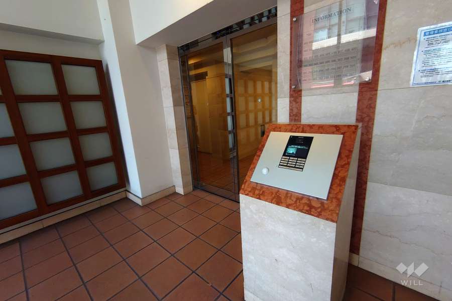 エントランスはオートロック付きです。