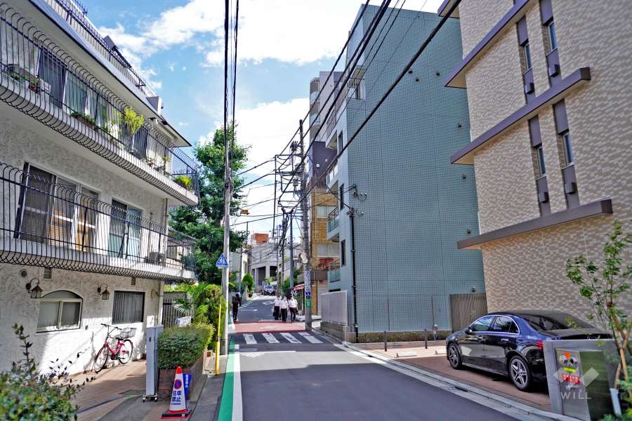 敷地西側の前面道路