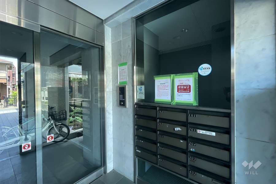 エントランスはオートロック付きです。