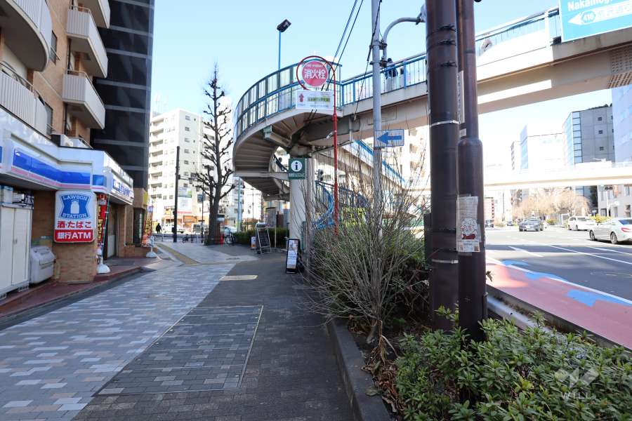 敷地北側の前面道路（東側から）