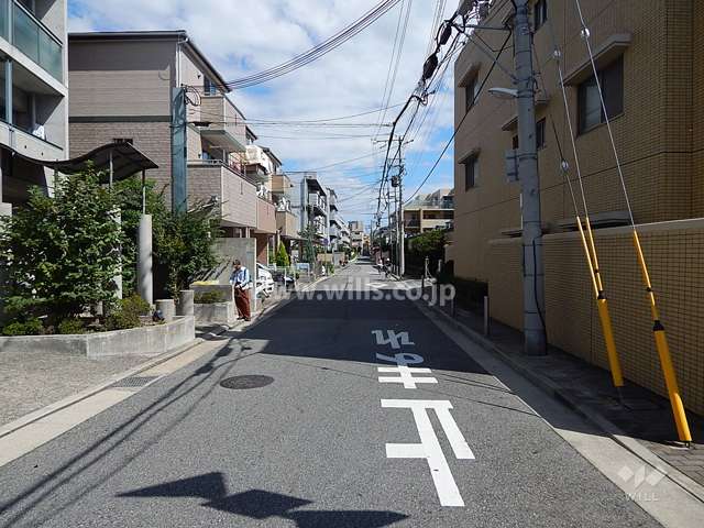 敷地南側、エントランス前の通り