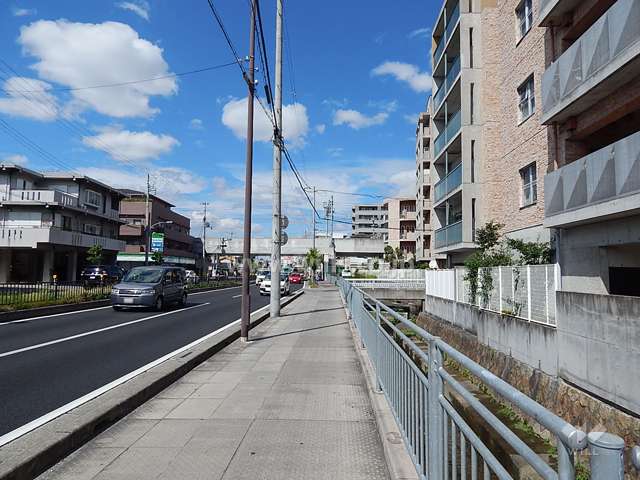 北方向約40mの場所を阪急神戸線が走っています。