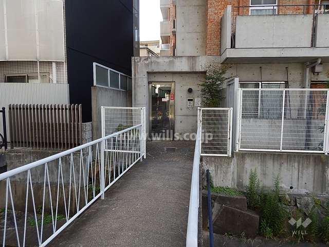 水路を渡ってアクセスするサブエントランス