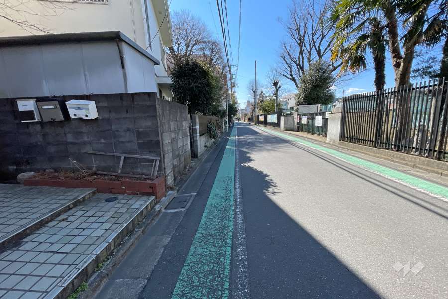 敷地北西側の前面道路