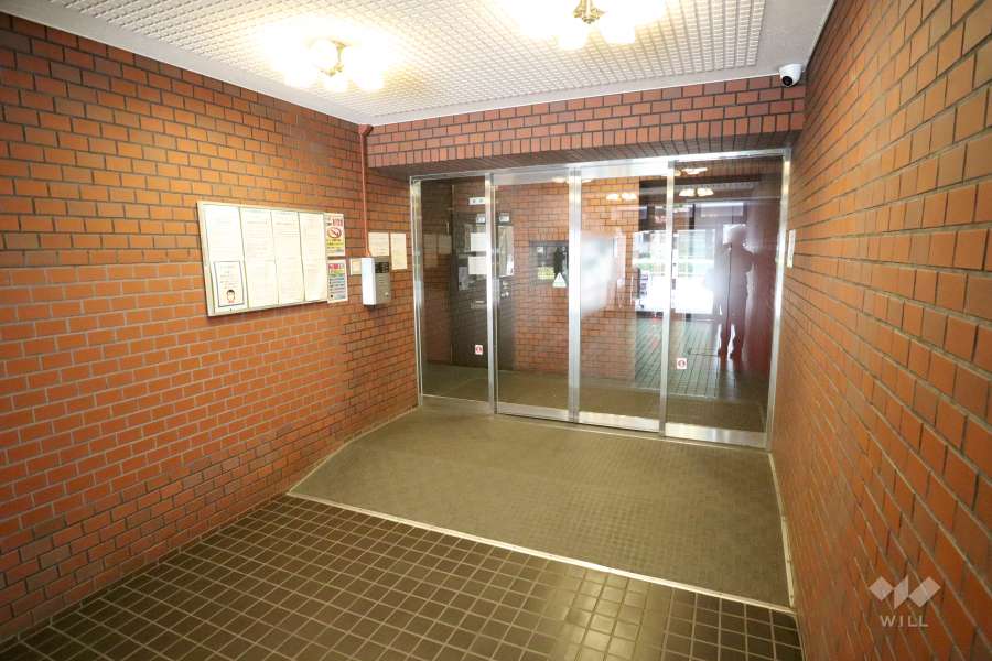 エントランスはオートロック付きです。
