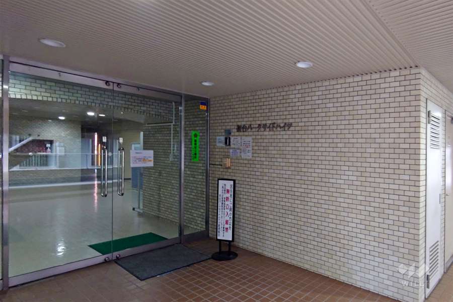 エントランスはオートロック付きです。