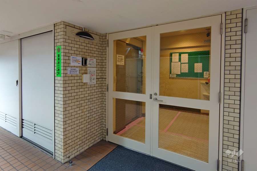 エントランスはオートロック付きです。