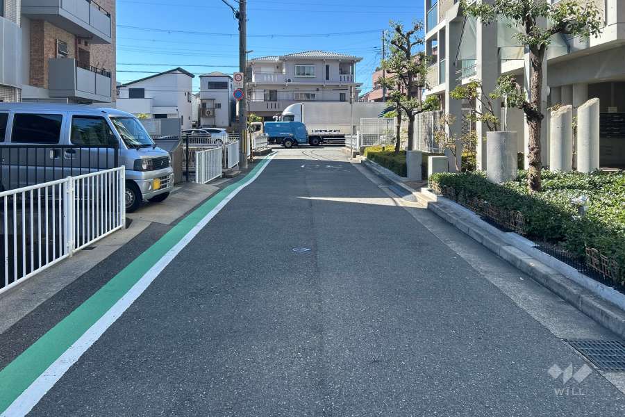 敷地南側の前面道路（東側から）