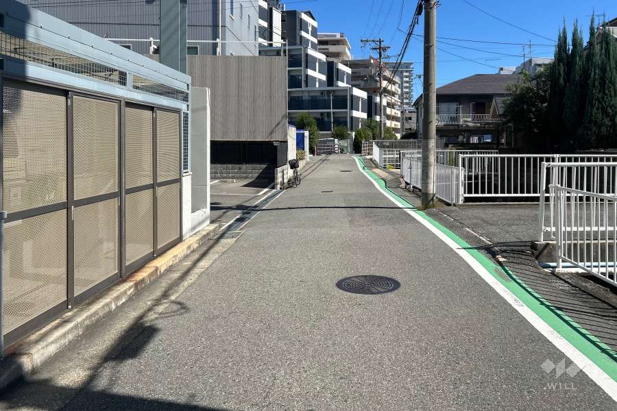 敷地南側の前面道路（西側から）