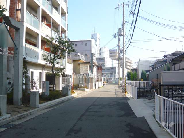 周辺はマンションと一戸建てが混在する住宅地。敷地の北側に阪急神戸線、西側に産業道路が走っています。