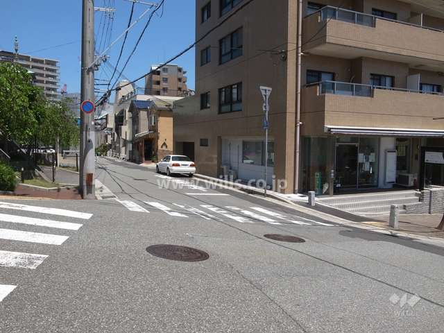 西側の前面道路（南側から）