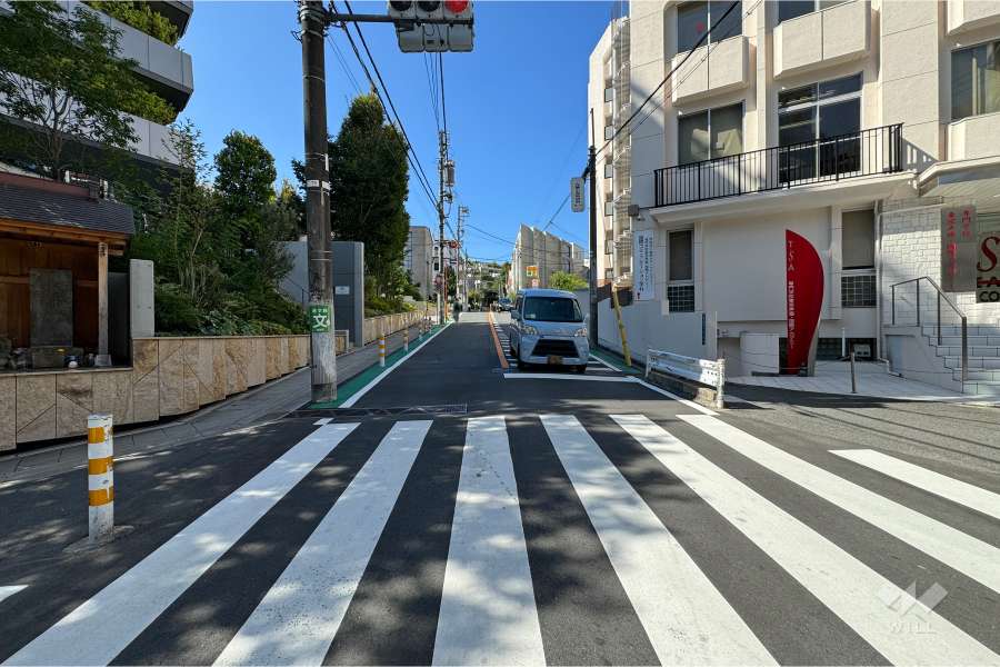 敷地南東側の前面道路（北東側から）