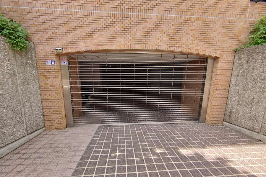 駐車場の出入り口（リングシャッター付き）