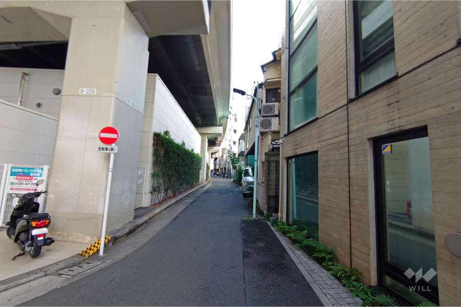 敷地南東側の前面道路（北東側から）