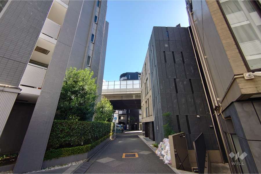 敷地北東側の前面道路（北西側から）