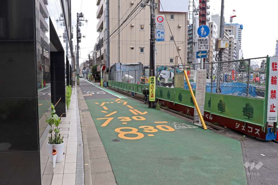 敷地の南西側の前面道路（北西側から）