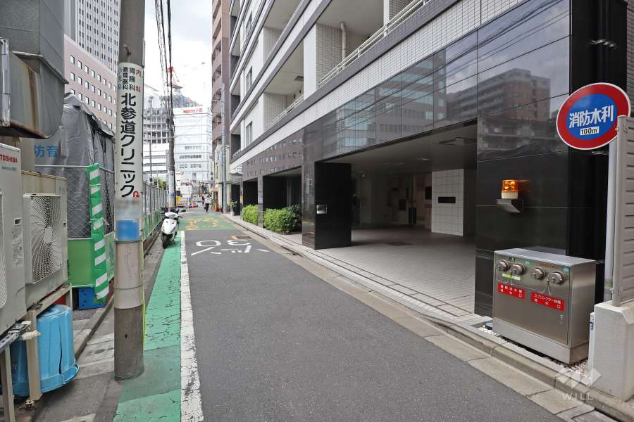 敷地の南西側の前面道路（南東側から）