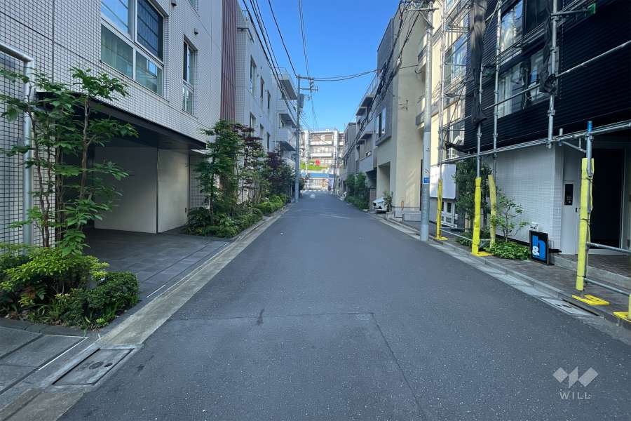 敷地北西側の前面道路（北東側から）
