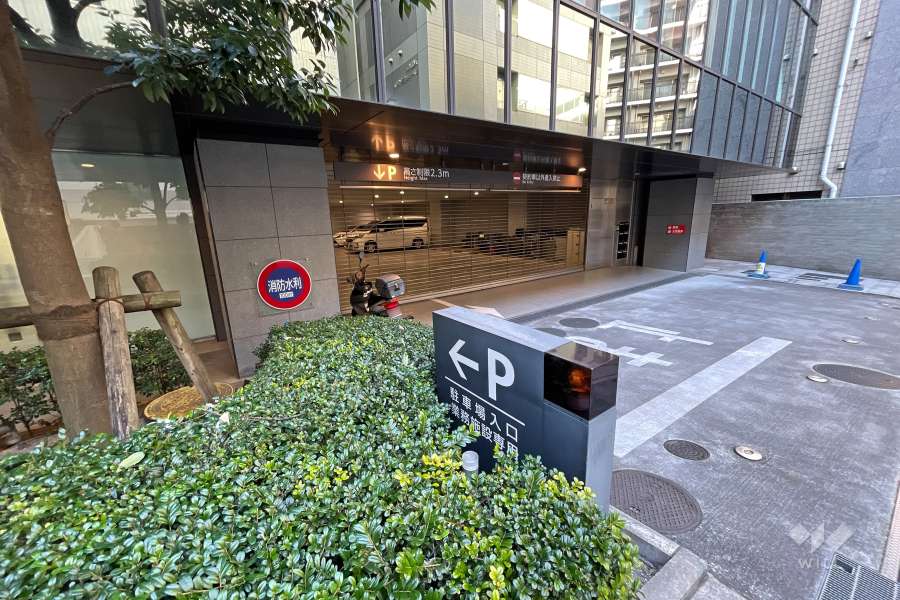 駐車場の出入り口（リングシャッター付き）